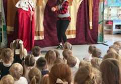 Na tym zdjęciu widać jedną ze scen teatrzyku oraz dzieci oglądające przedstawienie.