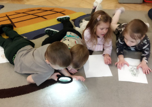 Zdjęcie przedstawia kilkoro dzieci biorących udział w warsztatach.