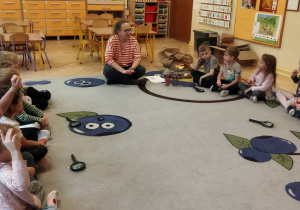 Na tym zdjęciu widać mamę prowadzacą warsztaty oraz dzieci, które w nich uczestniczą.