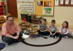 Na tym zdjęciu widać mamę prowadzacą warsztaty oraz dzieci, które w nich uczestniczą.