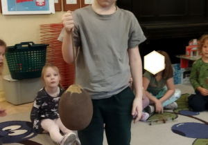 Na tym zdjęciu widać chłopca biorącego udział w warsztatach.