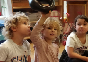 Zdjęcie przedstawia Mikołaja, Oliwię i Lilę, którzy prezentują jedną z odmian dyni.