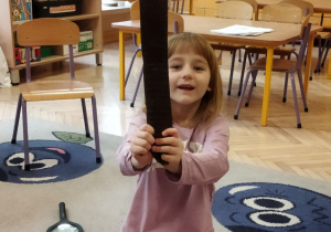 Na tym zdjęciu widać jedną z dziewczynek z egzotycznym owocem.