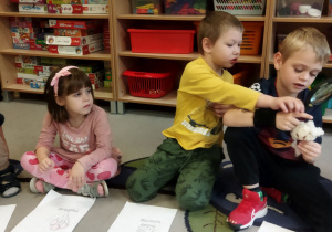 Na tym zdjęciu widać Tomka, Gabrysię oraz Oskara z Wojtkiem, którzy oglądają przez lupę kwiaty bawełny.