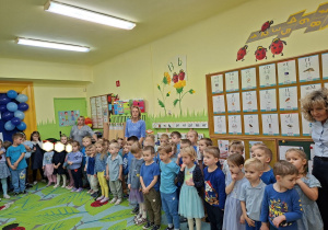 Na tym zdjęciu widać dzieci z grupy I oraz z grupy II ubrane na niebiesko podczas uroczystości.