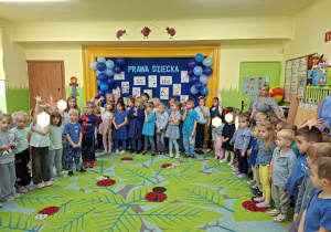 Zdjęcie przedstawia dzieci ze wszystkich grup ubrane na niebiesko biorące udział w quizie o prawach dziecka.