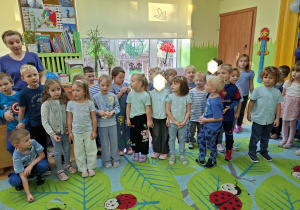 Na tym zdjęciu widac dzieci z grupy III recytujące wierszyk o prawach dziecka.