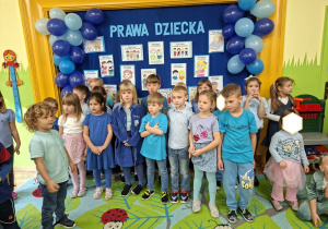 Na tym zdjęciu widać dzieci z grupy IV recytujące wiersz o prawach dziecka.