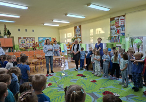 Na tym zdjęciu widac panią dyrektor, która dziękuje dzieciom za przygotowanie i przedstawienie krótkiego montażu słowno - muzycznego o prawach dziecka.