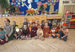 Zdjęcie przedstawia dzieci z grupy IV oczekujące na bal.