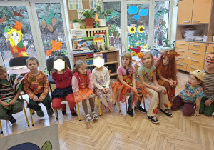 Na tym zdjęciu widać kilkoro dzieci z grupy III oczekujące na rozpoczęcie balu.