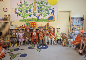 Na tym zdjęciu widać dzieci z grupy III oczekujące na rozpoczęcie balu.