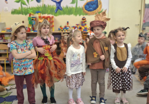 Zdjęcie przedstawia Mayę i Wandę z grupy IV oraz Adama i Oliwię wraz z koleżanką z grupy III, którzy biorą udział w jesiennym quizie.