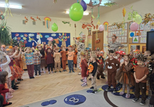 Zdjęcie przedstawia dzieci podczas jesiennego pląsu.