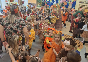 Na pierwszym planie tego zdjęcia widać dzieci z grupy I w jesiennym korowodzie.