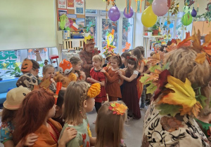 Na pierwszym planie tego zdjęcia widać dzieci z grupy IV w jesiennym korowodzie.