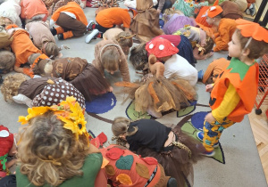 Na tym zdjęciu widać dzieci podczas zabawy do piosenki "Dwa wesołe jeże".