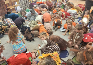 Na tym zdjęciu widać dzieci podczas zabawy do piosenki "Dwa wesołe jeże".