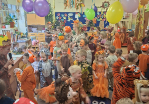 Zdjęcie przedstawia dzieci podczas wspólnych pląsów przy dźwiękach jesiennych piosenek.