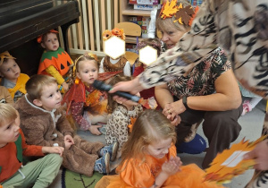 Zdjęcie przedstawia dzieci z grupy I rozwiązujące jesienne zagadki.