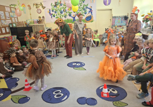 Zdjęcie przedstawia dzieci z grupy I i z grupy II biorące udział w konkursie na przenoszenie kasztanka na łyżce.