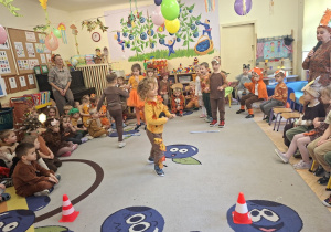 Zdjęcie przedstawia dzieci z grupy III i z grupy VI biorące udział w konkursie na przenoszenie kasztanka na łyżce.