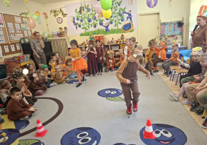 Zdjęcie przedstawia dzieci z grupy III i z grupy VI biorące udział w konkursie na przenoszenie kasztanka na łyżce.