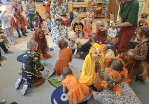 Na tym zdjęciu widać przedstawicieli grup biorących udział w konkursie na zebranie jak największej ilości kasztanów.