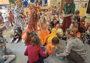 Na tym zdjęciu widać przedstawicieli grup biorących udział w konkursie na zebranie jak największej ilości kasztanów.