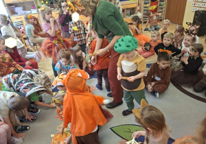 Na tym zdjęciu widać przedstawicieli grup biorących udział w konkursie na zebranie jak największej ilości jesiennych liści.