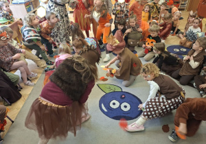 Na tym zdjęciu widać przedstawicieli grup biorących udział w konkursie na zebranie jak największej ilości jesiennych liści.