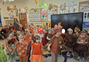 Zdjęcie przedstawia dzieci podczas wspólnych zabaw na balu.