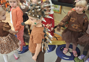 Zdjęcie przedstawia dzieci podczas wspólnych zabaw na balu.