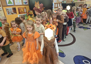 Zdjęcie przedstawia dzieci podczas zabawy muzyczno - ruchowej "Krasnoludek".