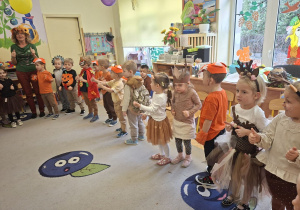 Zdjęcie przedstawia dzieci podczas zabawy muzyczno - ruchowej "Krasnoludek".