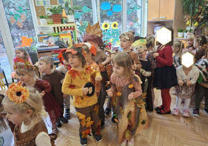 Zdjęcie przedstawia dzieci podczas zabawy muzyczno - ruchowej "Krasnoludek".