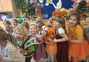 Zdjęcie przedstawia dzieci podczas zabawy muzyczno - ruchowej "Krasnoludek".