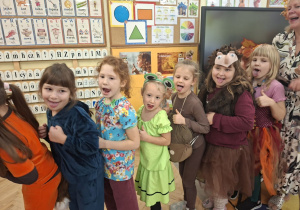 Zdjęcie przedstawia dzieci podczas zabawy muzyczno - ruchowej "Krasnoludek".