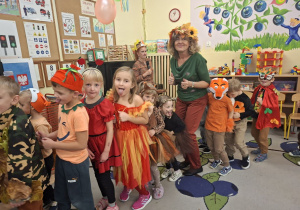 Zdjęcie przedstawia dzieci podczas zabawy muzyczno - ruchowej "Krasnoludek".