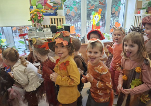 Zdjęcie przedstawia dzieci podczas zabawy muzyczno - ruchowej "Krasnoludek".