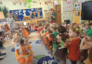 Zdjęcie przedstawia dzieci z grupy I podczas prezentacji jesiennych strojów.