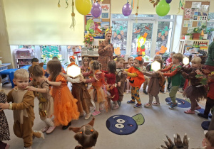 Zdjęcie przedstawia dzieci z grupy I podczas prezentacji jesiennych strojów.