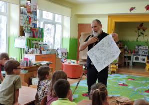 Na tym zdjęciu widać pana ilustratora opowiadającego o swojej pracy oraz dzieci.