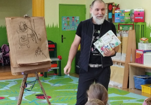 Na tym zdjęciu widać pana ilustratora opowiadającego o swojej pracy.