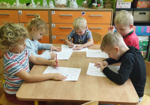 Na tym zdjęciu widać Oliwię z czterema kolegami tworzących szkice, przekształcając podane wzory.