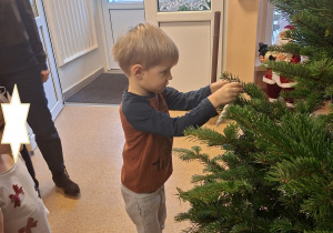 Na tym zdjęciu widac Damiana z grupy I wieszającego bombkę.