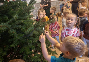 Zdjęcie przedstawia dzieci z grupy I podczas ubierania choinki.