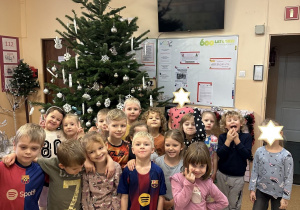 Na tym zdjęciu widać dzieci z grupy III przy choince.
