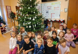 Na tym zdjęciu widać dzieci z grupy IV przy choince.