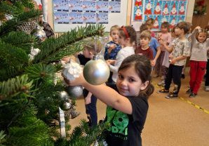 Na tym zdjęciu widać Olę z grupy IV wieszającą bombkę na choince.